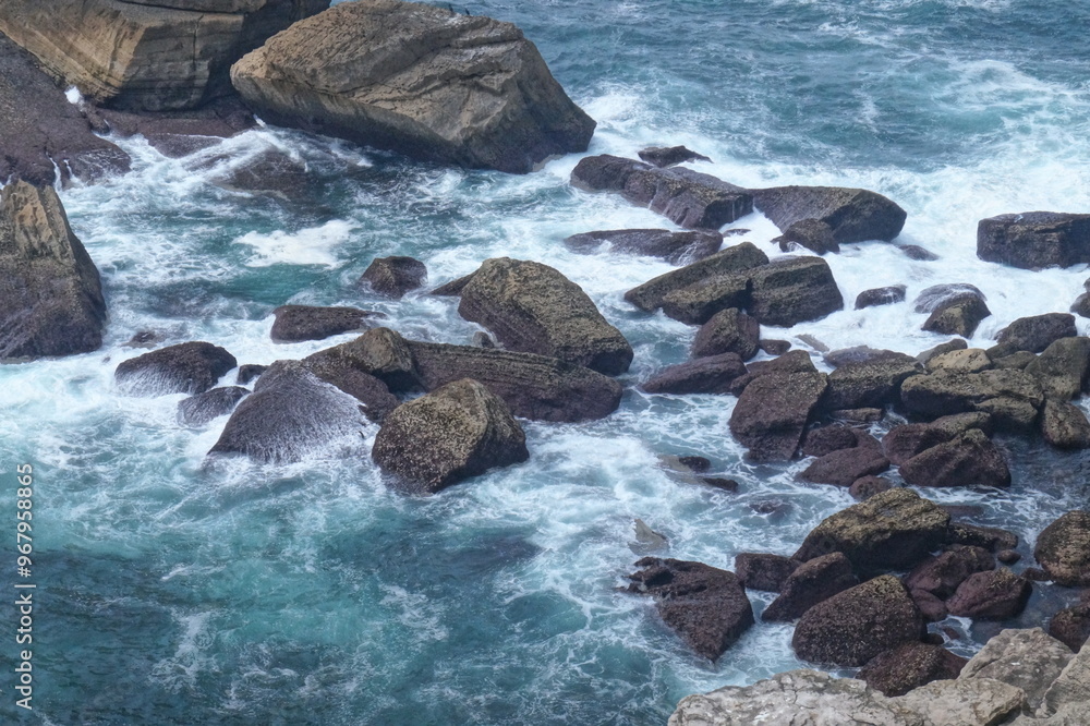 Fototapeta premium waves crashing on rocks