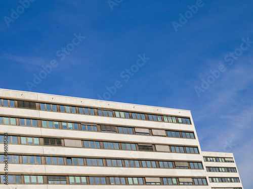 Abstrakte Fassade eines modernen Bürogebäudes photo