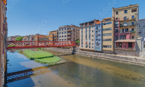 Maisons colorées de l'Onyar et le pont Eiffel à Gérone en Catalogne, Espagne.	 photo