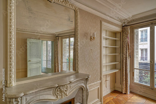 Fotografía interior of an old parisian apartment, Paris, France