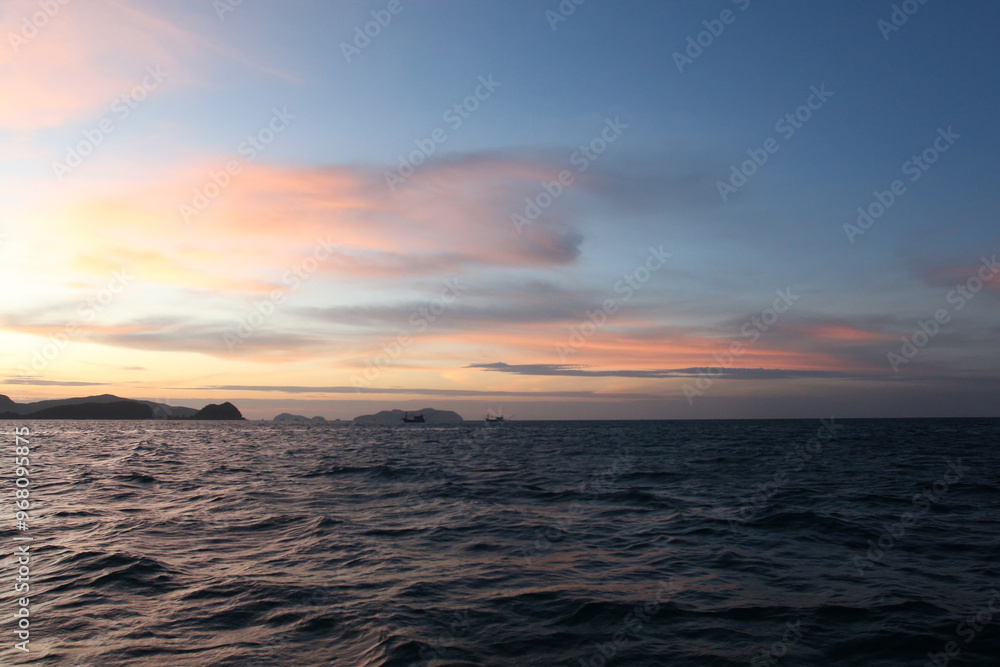 Obraz premium Sea on a winter morning with strong winds and the rays of the morning sun on the horizon.