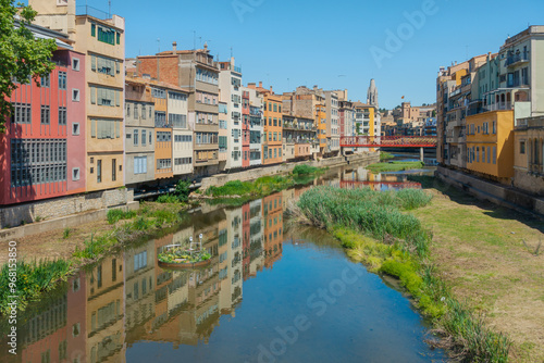 Maisons colorées de l'Onyar et le pont Eiffel à Gérone en Catalogne, Espagne. 