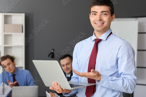 Male business consultant wi...