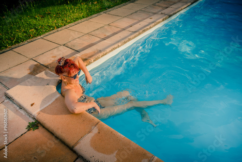 Fotografija Femme prenant un bain dans une piscine en été