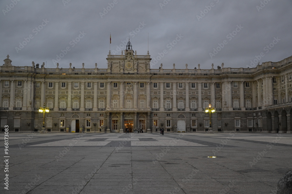Obraz premium Madrid, espagne, 25 décembre 2015 : Place de l'Armurerie du Palais royal de Madrid, au coucher du soleil