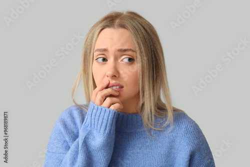 Fototapet Young woman feeling shame on grey background