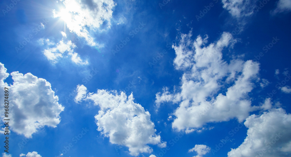 Fototapeta premium 広い大空に漂う白い雲