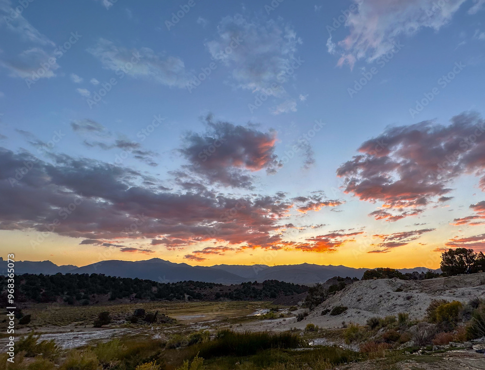 Fototapeta premium California Road Trippin - Luscious Landscapes and Mountains
