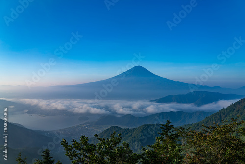 雲海と夏の富士山