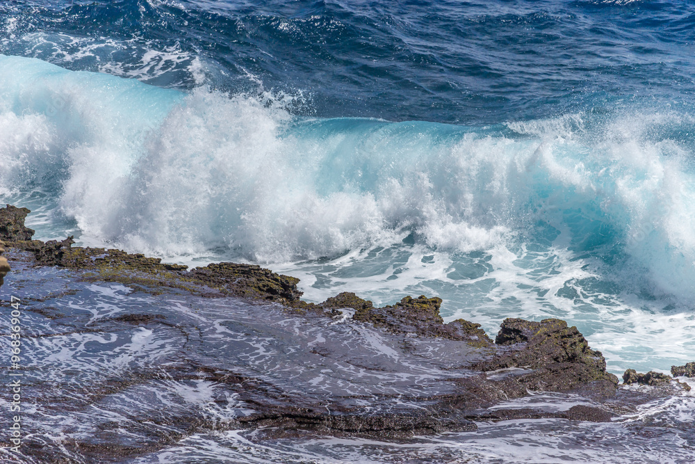 Naklejka premium Dramatic Ocean crashing wave Hawaii at Makapu Point