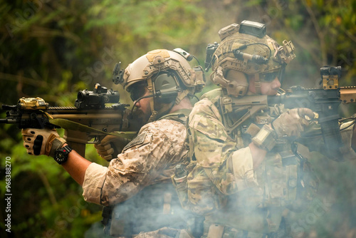 Canvastavla A group of military men in combat gear patrol in the middle of a desert and tropical jungle
