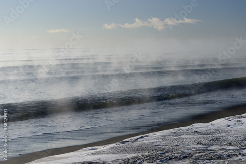 北海道 冬の大津海岸と気嵐