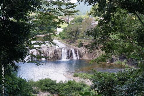 滝のある風景