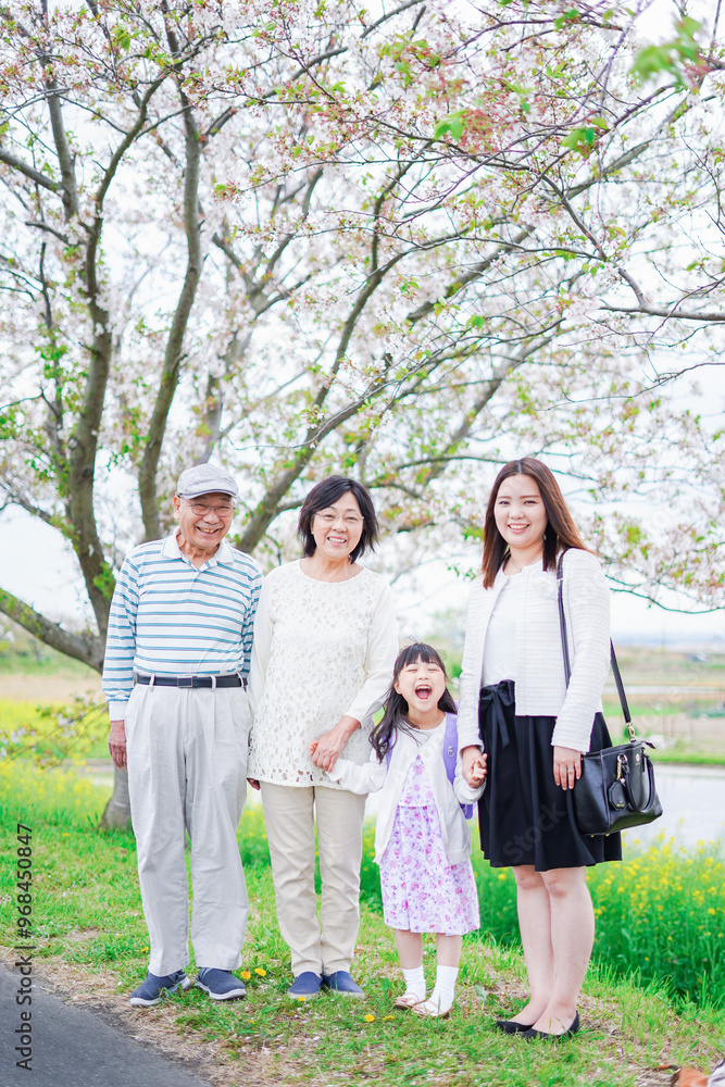 ランドセルを背負った女の子と家族