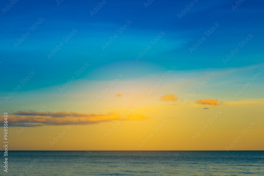 Obraz premium Enjoy a panoramic view of the skyline. The sun rises in the morning sky with colorful clouds. and beautiful cloud patterns In the soft light of the morning at sea 