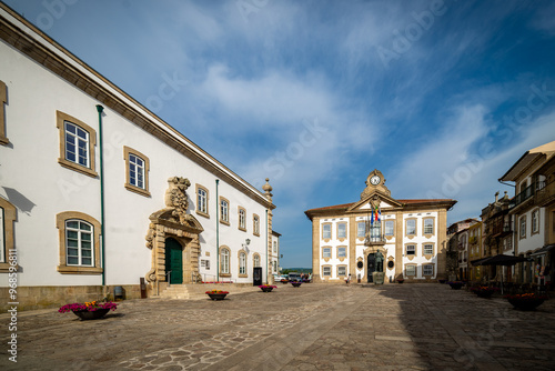 Chaves pequeño pueblo romano del norte de Portugal con edificios históricos