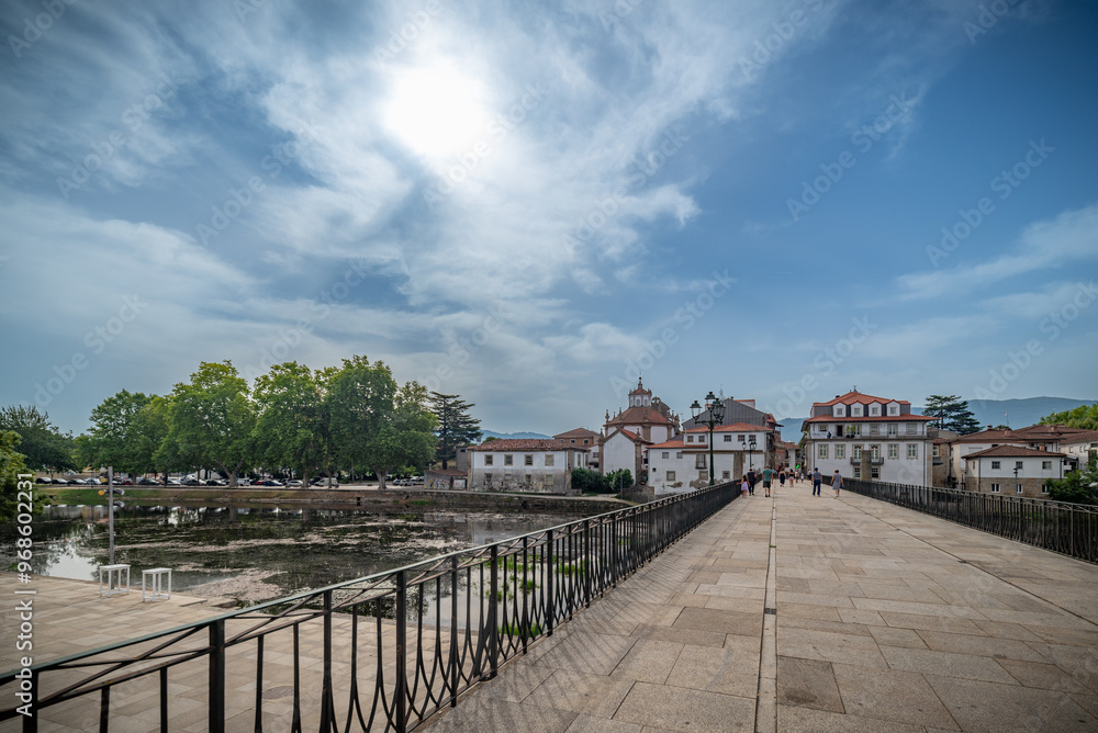 Fototapeta premium Chaves pequeño pueblo romano del norte de Portugal con edificios históricos