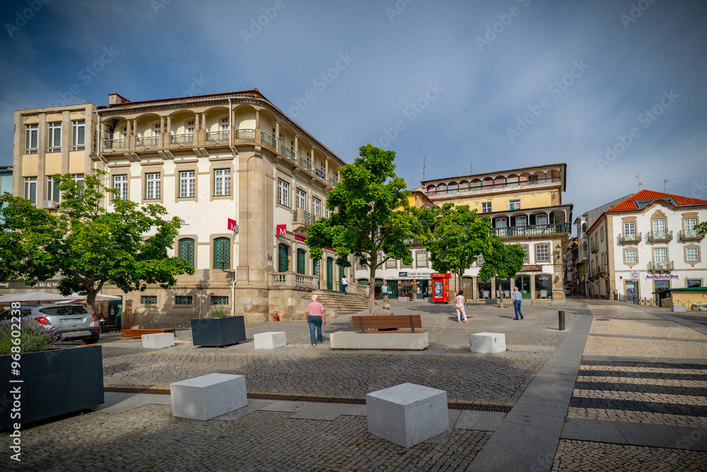 Naklejka premium Chaves pequeño pueblo romano del norte de Portugal con edificios históricos
