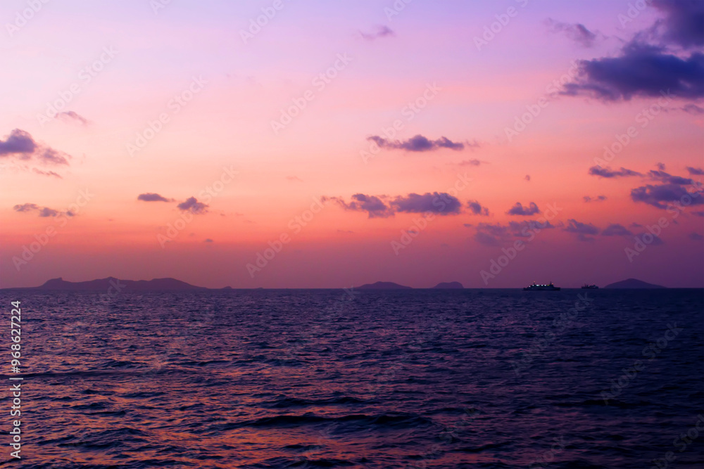 Obraz premium The South China Sea off the coast of Vietnam. Islands and ships on the horizon. The moment of winter sunset