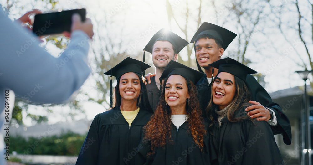 Obraz premium Students, graduation and smile on campus for photography, support and happy for achievement. Friends, hug and excited at celebration for memories, academic success and taking picture for yearbook
