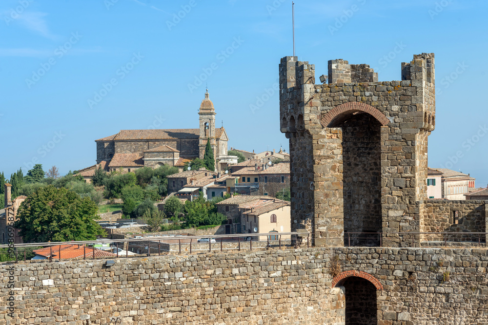Φωτογραφία Montalcino, Siena Italy - Panorama of the city of Montalcino seen from the fortr
