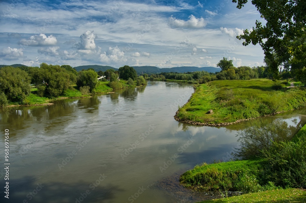 Fototapeta premium Die Weser bei Rinteln in Niedersachsen