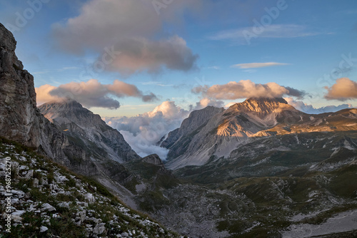 Parco Nazionale del Gran Sasso: escursione al Pizzo Cefalone 2533 metri Tramonto sulla Val Maone photo