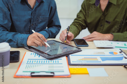 Photos Close-up of a businessman in a meeting at the office discussing topics related to digital marketing management, financial analysis, business writing, teaching, and venture capital investments