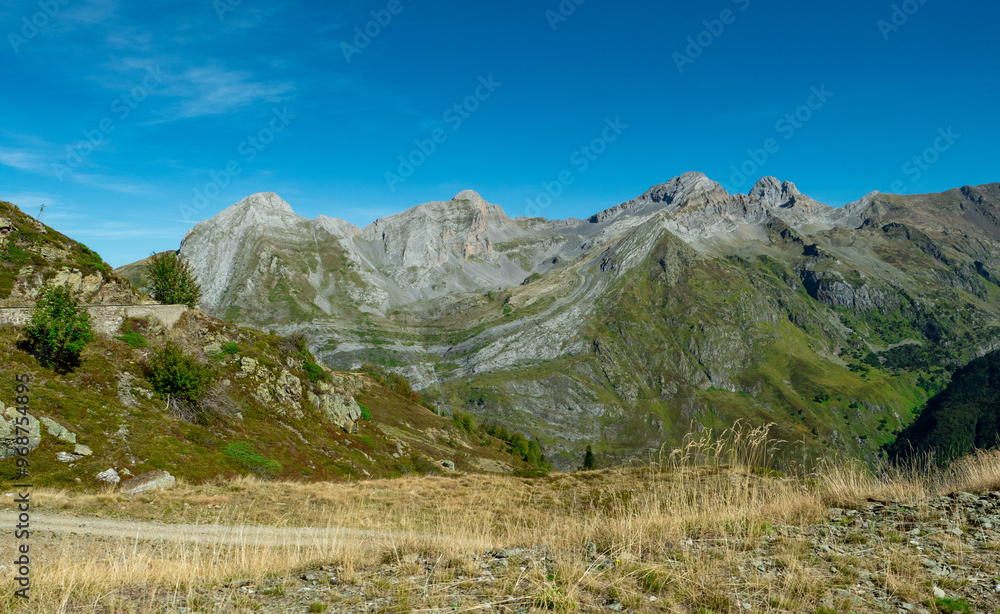Fototapeta premium A mountain range with a clear blue sky in the background