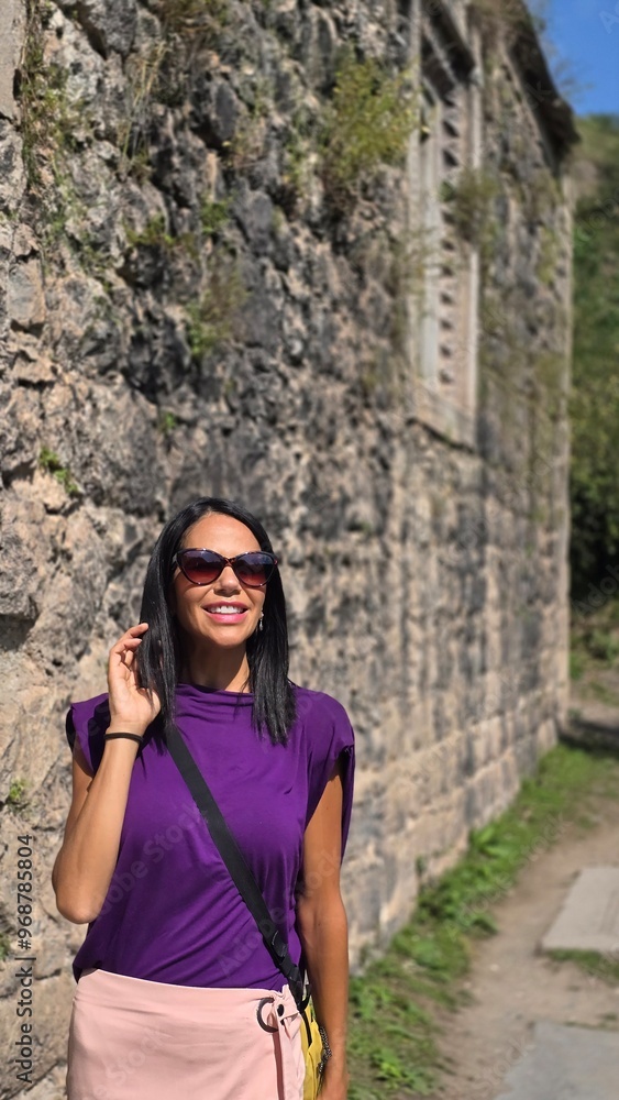 Naklejka premium woman with sunglasses smiling