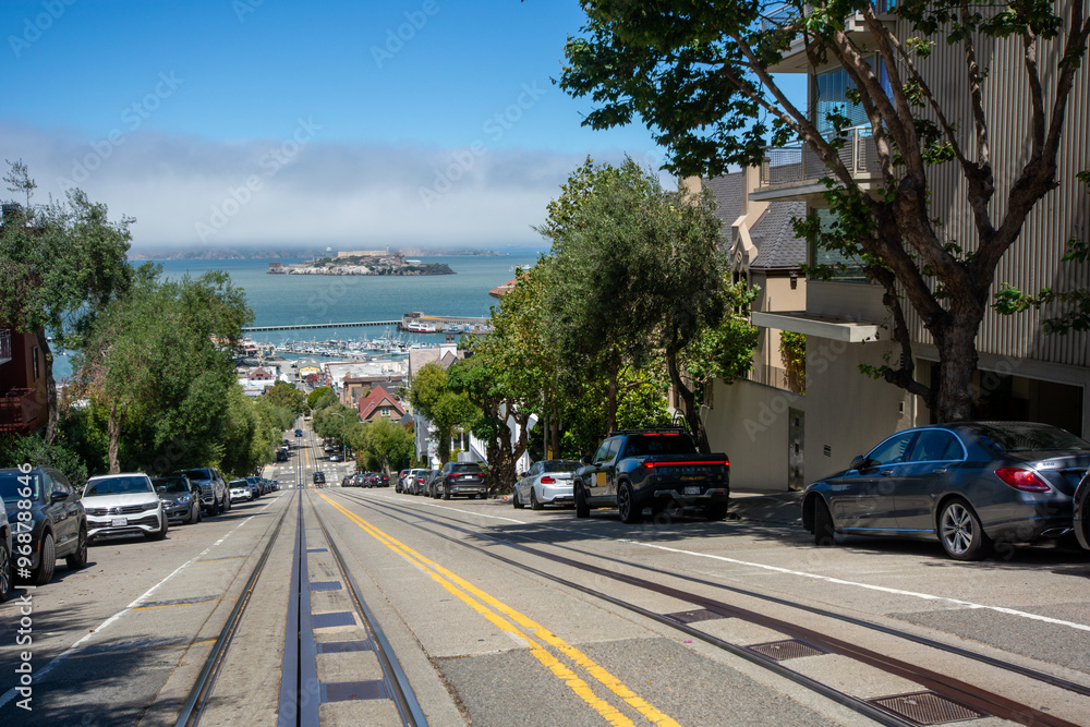 Obraz premium San Francisco, CA street in downtown San Francisco on a bright summer day