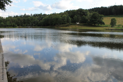 reflet des nuages sur l'eau