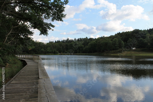 ponton sur étendue d'eau