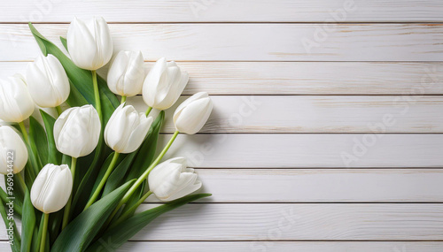Białe kwiaty tulipany na desce. Puste miejsce na tekst, projekt © Iwona
