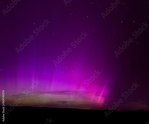 Polarlichter Nordlichter in Deutschland in Pink, Lila, Rosa mit grünen Schweif