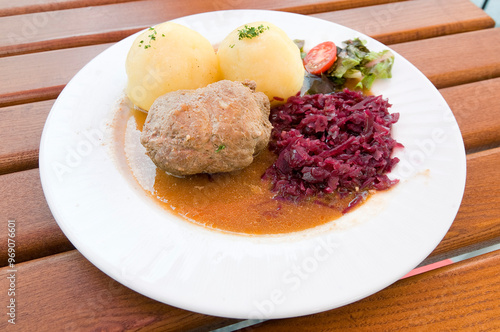 Rinderroulade mit Thüringer Klößen und Apfelrotkraut