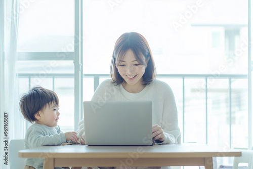 ノートパソコンを使う主婦