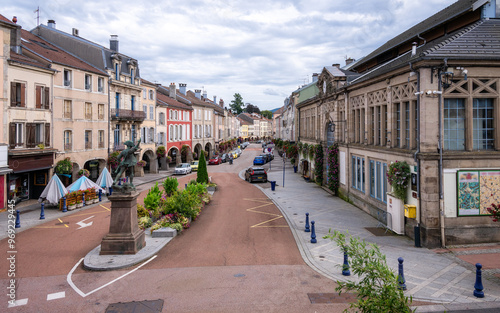 Fototapeta Naklejka Na Ścianę i Meble -  Ville de Remiremont dans les Vosges, rue principale