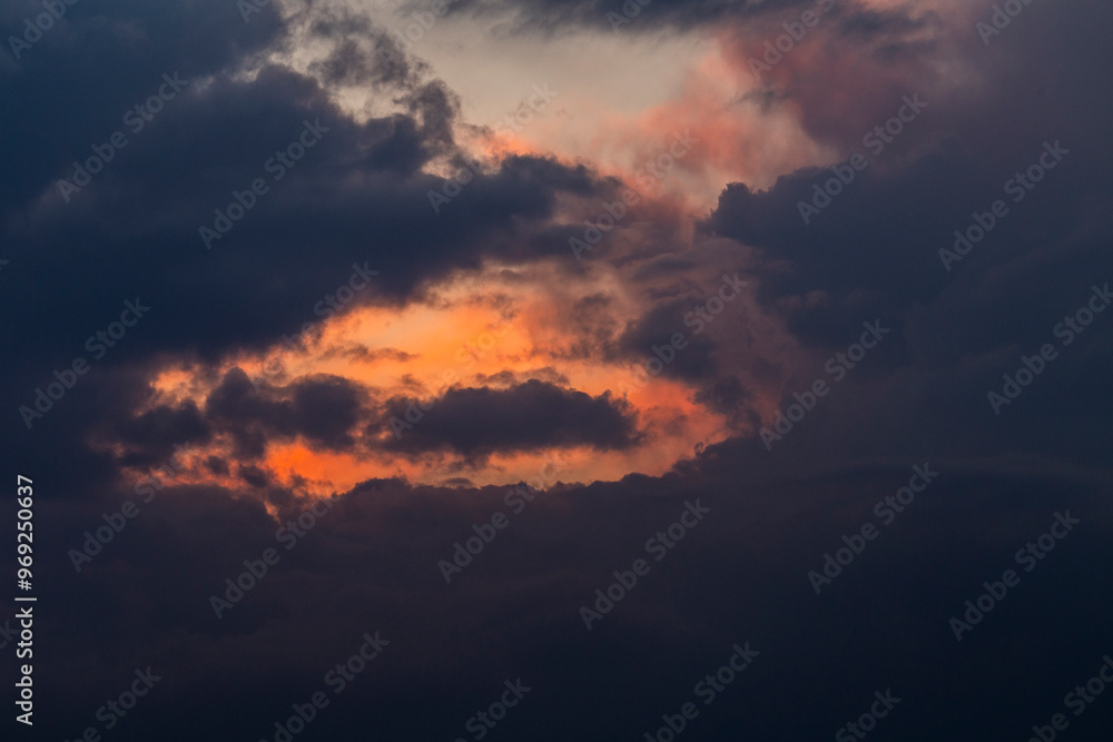 Fototapeta premium A background of sunset time cloudy sky with an impeccable vibe.