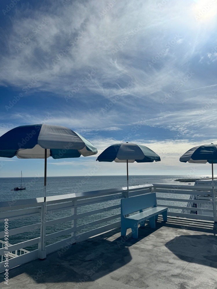 Naklejka premium umbrellas on the beach