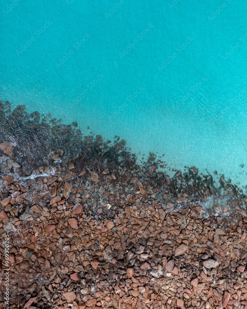 Obraz premium A rocky shoreline with turquoise water