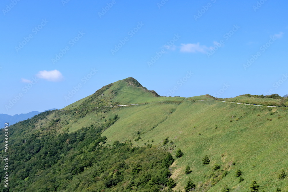Fototapeta premium 尾根沿いを走るUFOライン 夏の終わり （高知県 町道瓶ヶ森線）