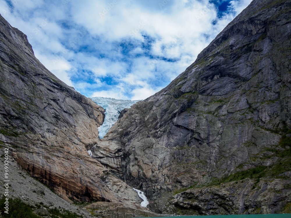 Obraz premium Glacier nestled between rugged mountains