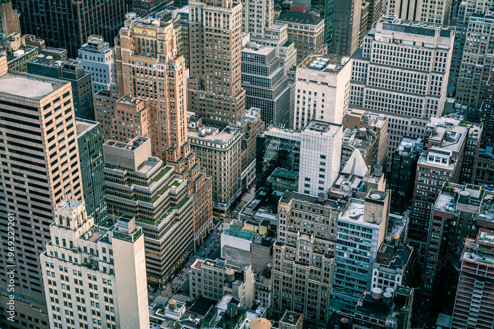Obraz premium Manhattan from above looking down on fifth avenue.