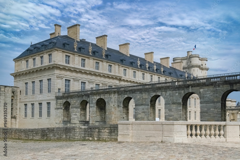 Obraz premium Beautiful medieval castle of Vincennes in France under the blue sky