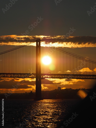 Brücke bei Sonnenuntergang