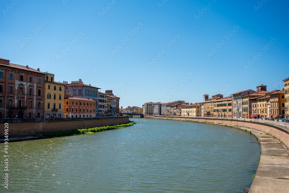 Obraz premium Scenic view of the Arno River in Pisa, Italy