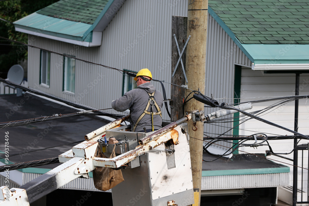 Les électriciens installe et répare des lignes électriques à l'extérieur Les électriciens installe et répare des lignes électriques à l'extérieur