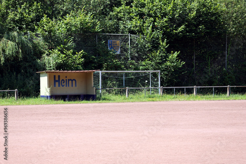 Heim-Auswechselbank und Fußballtor auf altem, verlassenen Fußballplatz mit Tennenbelag, auch als Hartplatz oder Ascheplatz bezeichnet.  photo