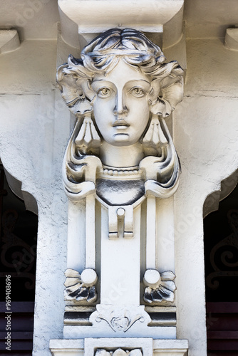 Detalle arquitectónico de la Diosa Flora perteneciente al edificio Arambillet en el ensanche de La Coruña, Galicia, España